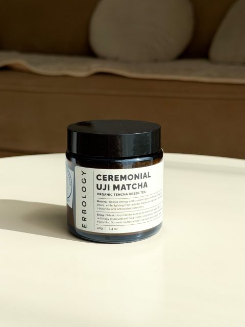 Ceremonijalna matcha iz Ujija nastaje od pažljivo odabranih mladih listova čaja, koji se pažljivo obrađuju i melju u fini prah. Odlikuju je intenzivna zelena boja, nežan ukus i bogat umami karakter. 🍵

Erbology Ceremonial Matcha dostupna je na linku u opisu profila. ✨