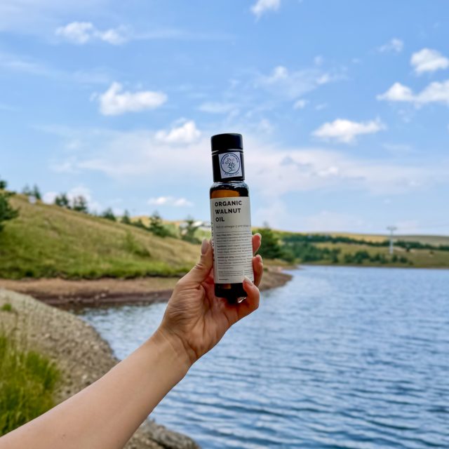 Što manje obrade, to više prirode. 🍀

Erbology Organic Walnut Oil dobija se hladnim ceđenjem pažljivo odabranih organskih oraha, bez rafinisanja i veštačkih dodataka. Rezultat je ulje bogatog ukusa koje zadržava ono najvrednije iz samog ploda.

Za sve koji biraju kvalitet i prirodne sastojke u svakom obroku.

🌿 Link je u opisu profila.