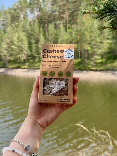Grickalica koja ide svuda sa tobom. 🌿

Erbology Cashew Cheese krekeri su hrskavi, slani taman koliko treba i napravljeni od aktiviranih indijskih oraha. Za pauzu na poslu, put, šetnju ili onaj trenutak kada ti se jede nešto konkretno, a želiš bolji izbor.

Mali snack, ozbiljno dobar sastav. 🤍

Dostupni na haleness.rs